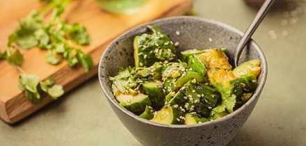 Простые и&nbsp;быстрые: рецепты дачных салатов с&nbsp;сочными овощами и&nbsp;зеленью