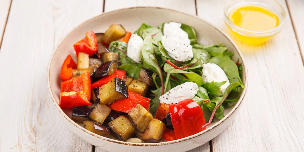 Простые и&nbsp;быстрые: рецепты дачных салатов с&nbsp;сочными овощами и&nbsp;зеленью