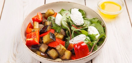 Простые и&nbsp;быстрые: рецепты дачных салатов с&nbsp;сочными овощами и&nbsp;зеленью