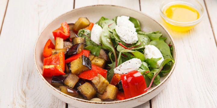 Простые и&nbsp;быстрые: рецепты дачных салатов с&nbsp;сочными овощами и&nbsp;зеленью