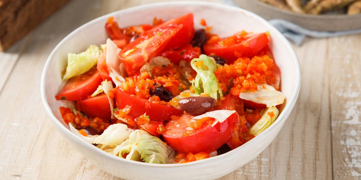 Простые и&nbsp;быстрые: рецепты дачных салатов с&nbsp;сочными овощами и&nbsp;зеленью