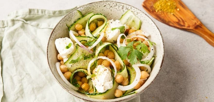 Простые и&nbsp;быстрые: рецепты дачных салатов с&nbsp;сочными овощами и&nbsp;зеленью