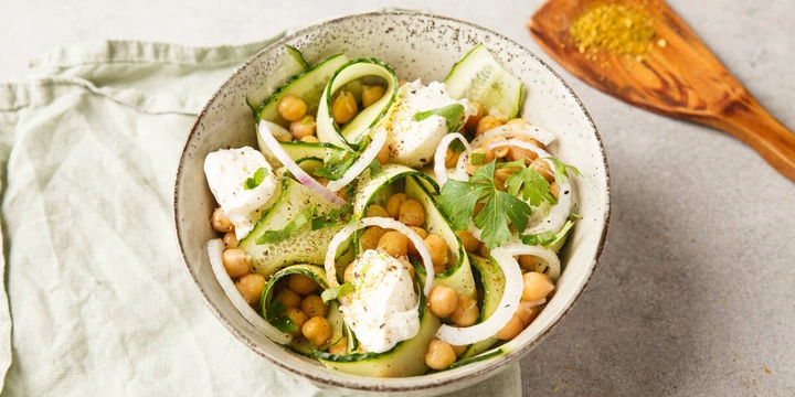 Простые и&nbsp;быстрые: рецепты дачных салатов с&nbsp;сочными овощами и&nbsp;зеленью