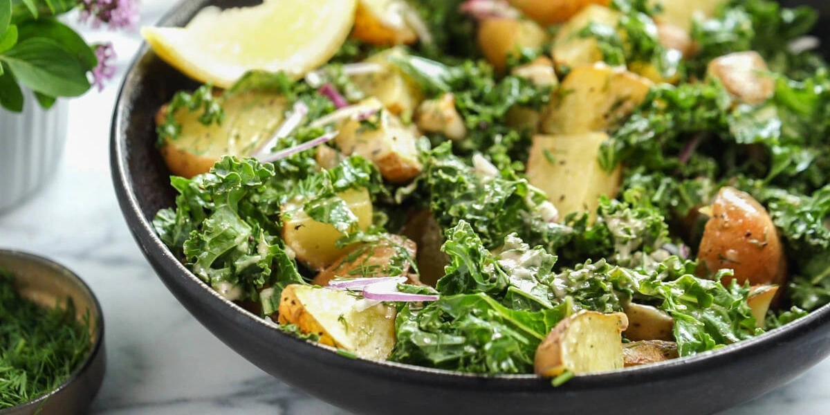 Простые и&nbsp;быстрые: рецепты дачных салатов с&nbsp;сочными овощами и&nbsp;зеленью