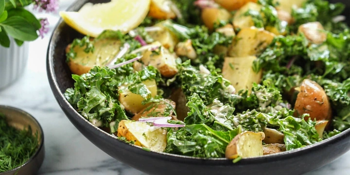 Простые и&nbsp;быстрые: рецепты дачных салатов с&nbsp;сочными овощами и&nbsp;зеленью