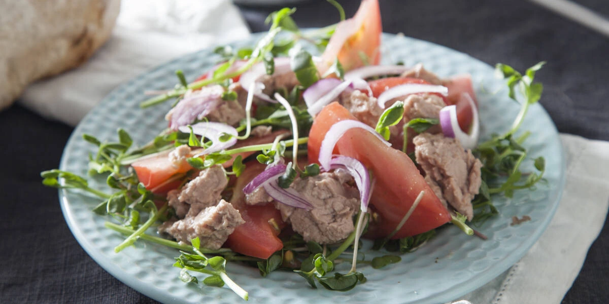 Простые и&nbsp;быстрые: рецепты дачных салатов с&nbsp;сочными овощами и&nbsp;зеленью