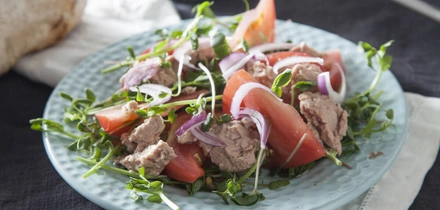 Простые и&nbsp;быстрые: рецепты дачных салатов с&nbsp;сочными овощами и&nbsp;зеленью