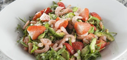 Простые и&nbsp;быстрые: рецепты дачных салатов с&nbsp;сочными овощами и&nbsp;зеленью