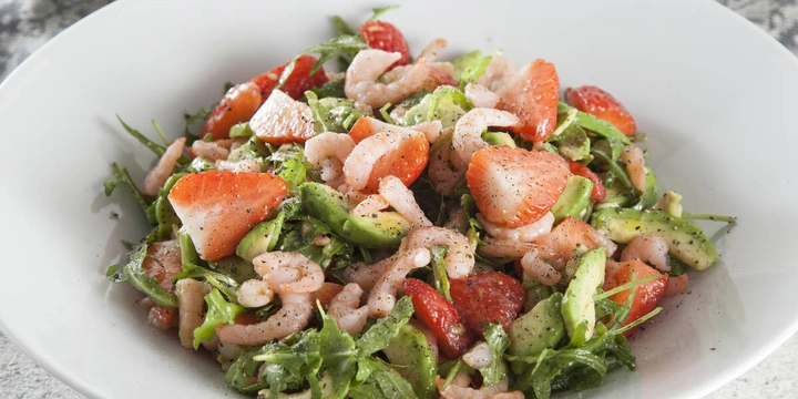 Простые и&nbsp;быстрые: рецепты дачных салатов с&nbsp;сочными овощами и&nbsp;зеленью