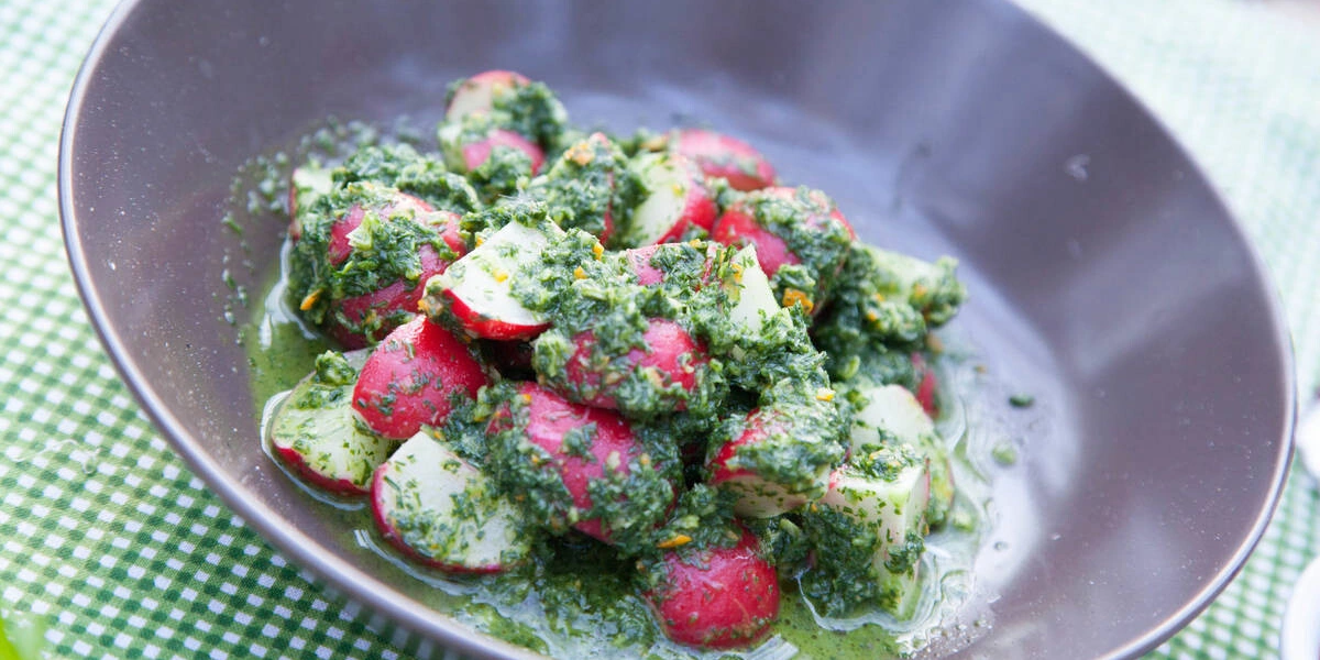 Простые и&nbsp;быстрые: рецепты дачных салатов с&nbsp;сочными овощами и&nbsp;зеленью