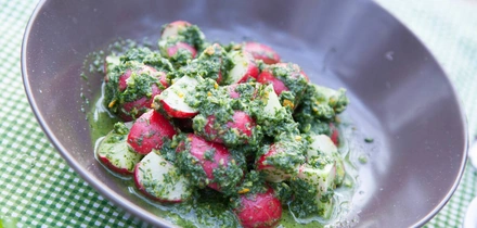 Простые и&nbsp;быстрые: рецепты дачных салатов с&nbsp;сочными овощами и&nbsp;зеленью