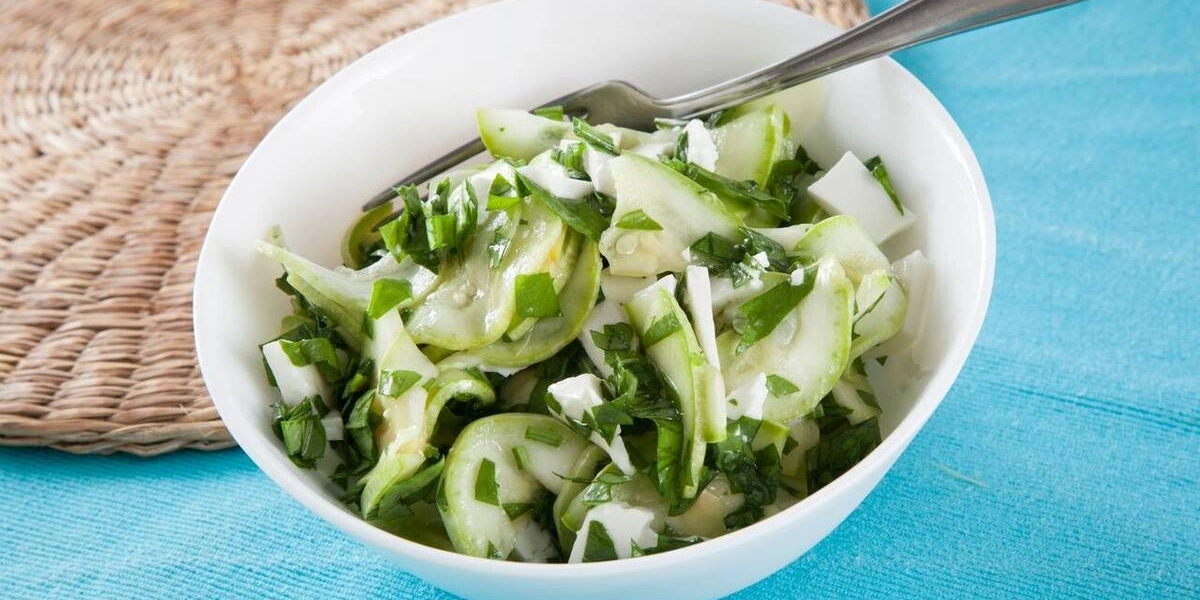 Простые и&nbsp;быстрые: рецепты дачных салатов с&nbsp;сочными овощами и&nbsp;зеленью