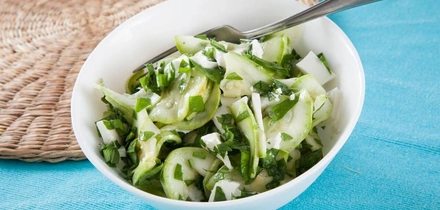 Простые и&nbsp;быстрые: рецепты дачных салатов с&nbsp;сочными овощами и&nbsp;зеленью