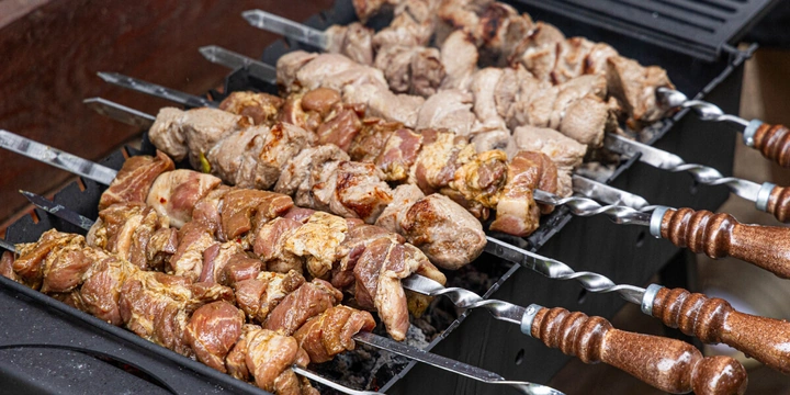 Важно, кстати, чтобы кусочки были одинакового размера. Иначе один будет уже пересушиваться, а другой останется сырым внутри