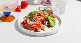 Брускетта с&nbsp;пармой и&nbsp;кремчизом