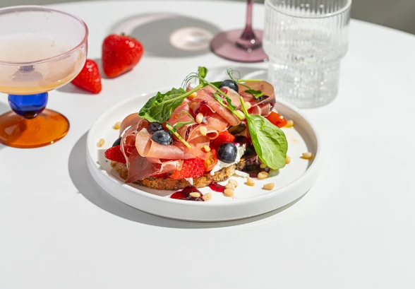 Рецепт «Брускетта с&nbsp;пармой и&nbsp;кремчизом»