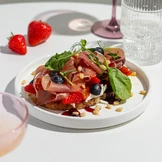 Брускетта с&nbsp;пармой и&nbsp;кремчизом