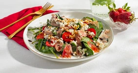 Салат с&nbsp;клубникой и&nbsp;прошутто