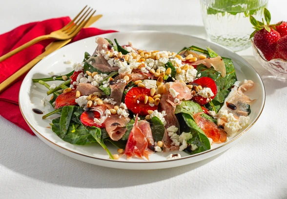 Рецепт «Салат с&nbsp;клубникой и&nbsp;прошутто»