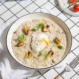 Зелёная гречка с&nbsp;грибами и&nbsp;яйцом пашот