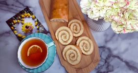 Бисквитный яблочный рулет