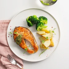 Стейк из&nbsp;форели с&nbsp;молодым картофелем