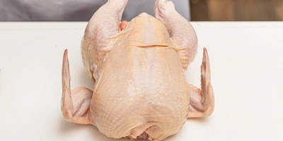 <b>Шаг 1: Подготавливаем тушку</b><br>Достаньте курицу из&nbsp;холодильника минут за&nbsp;15–20 до&nbsp;готовки и&nbsp;промокните кожу бумажным полотенцем. Мясо станет чуть мягче, а сухая тушка не будет скользить в&nbsp;руках, что сделает процесс безопасным и&nbsp;простым.