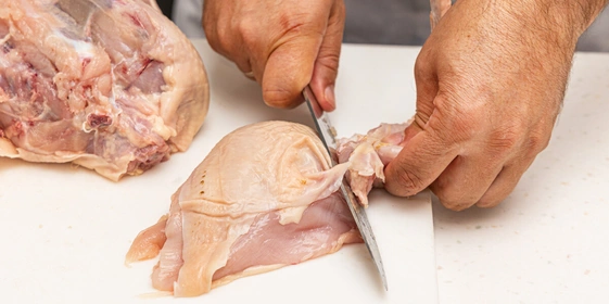 <b>Шаг 3: Отделяем крылья</b><br>Возьмите отделенную грудку. Найдите соединительный сустав между&nbsp;грудкой и&nbsp;крылом. Отведите крыло в&nbsp;сторону, натянув кожу, и&nbsp;аккуратно срежьте его по&nbsp;суставу.