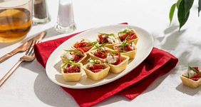  Тарталетки с&nbsp;салями и&nbsp;сырным кремом