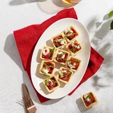  Тарталетки с&nbsp;салями и&nbsp;сырным кремом