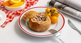 Яичница с&nbsp;колбасой в&nbsp;булке