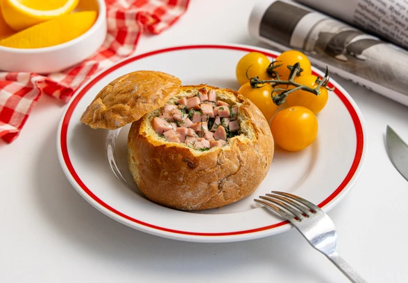 Рецепт «Яичница с&nbsp;колбасой в&nbsp;булке»