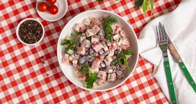 Салат с&nbsp;фасолью и&nbsp;колбасой