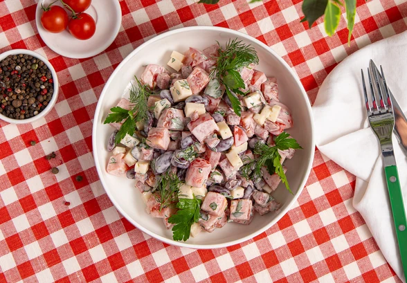 Рецепт «Салат с&nbsp;фасолью и&nbsp;колбасой»