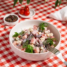 Салат с&nbsp;фасолью и&nbsp;колбасой