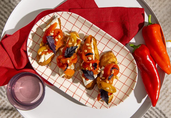 Рецепт «Брускетта с&nbsp;запечённым перцем и&nbsp;козьим сыром»