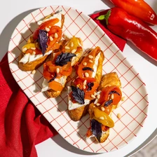 Брускетта с&nbsp;запечённым перцем и&nbsp;козьим сыром