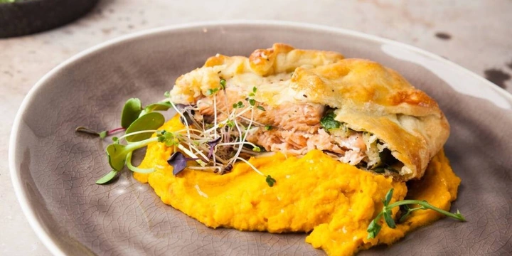 К праздничному столу: рецепты горячего, салатов, закусок и&nbsp;десертов