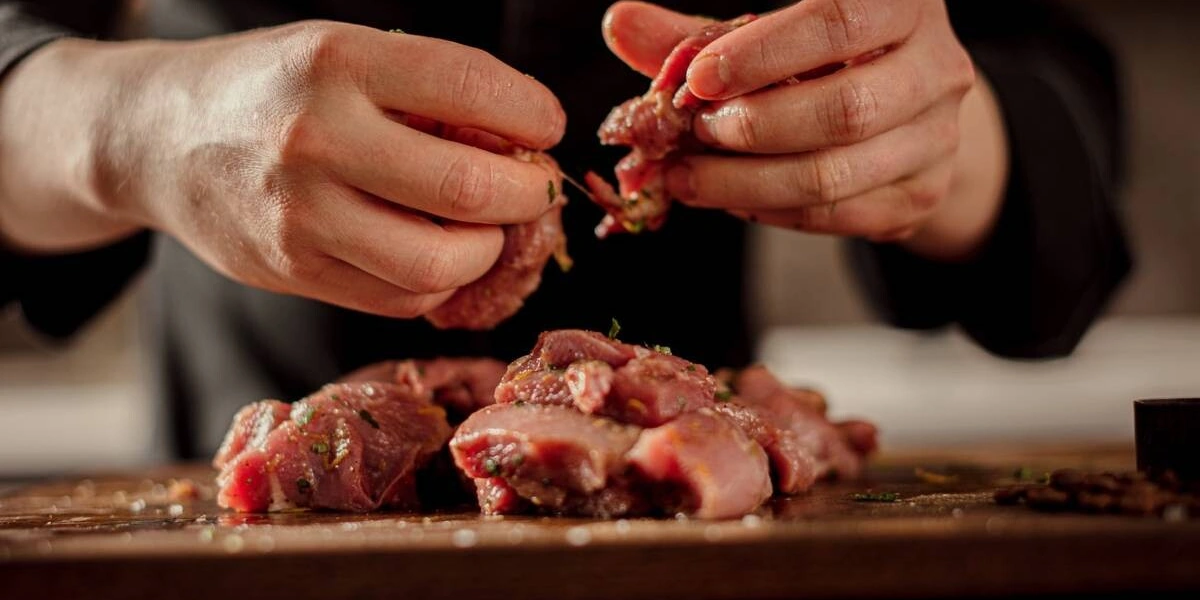 Шашлык из&nbsp;индейки: маринад на&nbsp;кефире, с&nbsp;соевым соусом и&nbsp;кофе