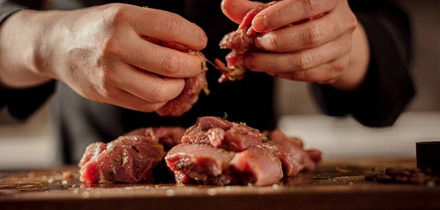 Шашлык из&nbsp;индейки: маринад на&nbsp;кефире, с&nbsp;соевым соусом и&nbsp;кофе