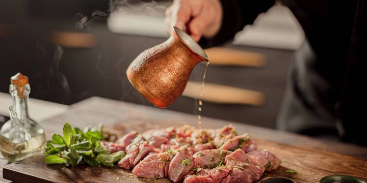 Шашлык из&nbsp;индейки: маринад на&nbsp;кефире, с&nbsp;соевым соусом и&nbsp;кофе