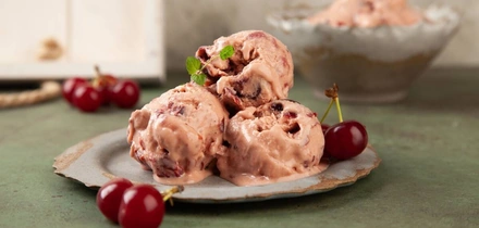 Домашнее мороженое: рецепты из&nbsp;сливок, молока, сырные и&nbsp;с&nbsp;необычным топпингом