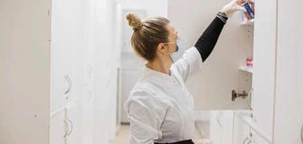 Свежий хлеб, горячая еда, потрошёная рыба: что заказать из&nbsp;дарксторов ВкусВилла