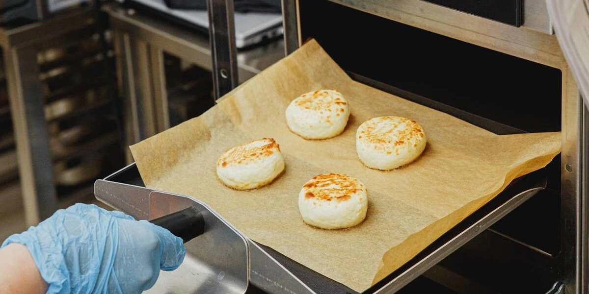 Свежий хлеб, горячая еда, потрошёная рыба: что заказать из&nbsp;дарксторов ВкусВилла