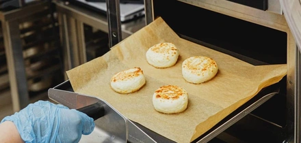 Свежий хлеб, горячая еда, потрошёная рыба: что заказать из&nbsp;дарксторов ВкусВилла