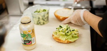 Свежий хлеб, горячая еда, потрошёная рыба: что заказать из&nbsp;дарксторов ВкусВилла