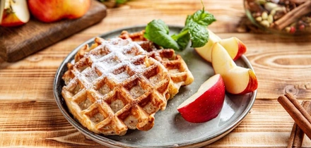 Пышный омлет, сырный суп и&nbsp;фруктовые вафли: 10 рецептов для&nbsp;детского меню