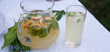 Домашний лимонад, ягодный смузи и&nbsp;кофе со льдом: рецепты холодных напитков