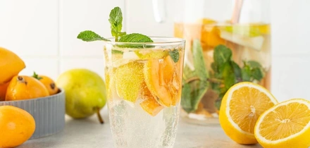 Домашний лимонад, ягодный смузи и&nbsp;кофе со льдом: рецепты холодных напитков