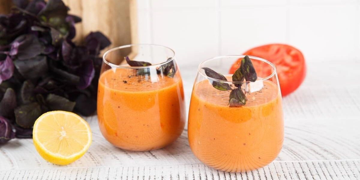 Рецепты для&nbsp;дачи: как готовить окрошку и&nbsp;клубничный суп